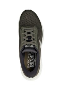 Baskets en maille vert foncé avec des lacets gris et une semelle extérieure blanche. Présente un logo sur la languette et une semelle intérieure rembourrée pour plus de confort.