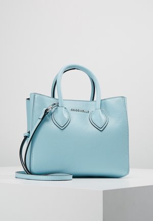 Světle modrá kožená kabelka s dvojitými uchy, stříbrným zipem, odnímatelným ramenním popruhem a raženým logem značky na přední straně na jednoduchém pozadí.