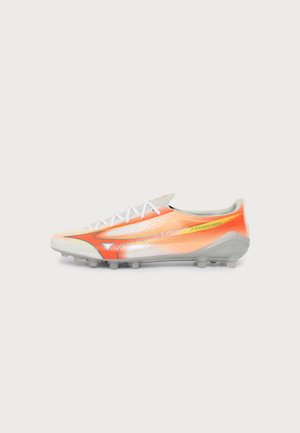 Mizuno ALPHA III PRO UNISEX - Μπότες ποδοσφαίρου για σταθερό έδαφος - white/lava orange/evening primrose