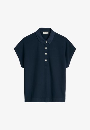 Polo bleu marine à manches courtes avec col ouvert et quatre boutons blancs sur le devant.