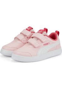 Rosa Puma sneakers med vita sulor och remmar, med vit Puma formstrip och röda accenter på tungan och hälfliken.