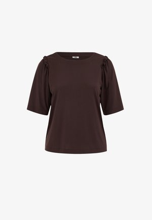 Dunkelbraune Bluse mit kurzen Ärmeln, gerafften Schultermotiven und rundem Ausschnitt, vor weißem Hintergrund dargestellt.