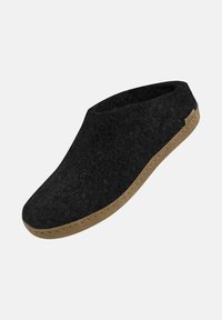 Chaussure noire en feutre à enfiler avec une surface lisse et un bout arrondi. Dotée d'une semelle texturée marron et de détails de couture minimalistes.