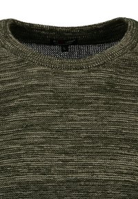 Suéter de punto, con cuello redondo, de color verde oliva y con un patrón texturizado. Etiqueta visible, talla L, con un detalle de malla contrastante en el cuello.