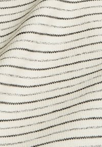 Tissu crème avec fines rayures métalliques horizontales noires et grises et texture côtelée.