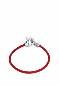 Bracelet en cuir tressé rouge avec une fermeture en métal argenté brillant. Le design présente une texture lisse et une fermeture sécurisée par un fermoir de type homard.