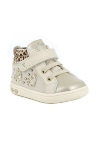 Sneaker alta beige con accenti metallici, decorazioni a forma di cuore, rivestimento interno in stampa leopardata testurizzata e chiusura con strap in Velcro.