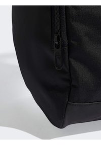 Eckansicht eines schwarzen Stoffrucksacks mit glatter Textur, einem sichtbaren Reißverschluss mit Ziehband und einem subtilen Glanz im Material.