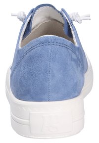 Baskets en daim bleu avec une semelle en caoutchouc blanche, présentant une silhouette arrondie et des lacets élastiques au talon pour un enfilage facile.