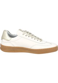 Sneakers in pelle bianca con una finitura liscia, dettagli argentati sul tallone e suola in gomma color beige. Presentano lacci intrecciati e cuciture discrete.