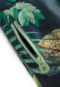 Borsa di stoffa verde con motivi di foglie tropicali e design di leopardo. Include una cerniera verde chiaro con un pull tab a forma di stella.