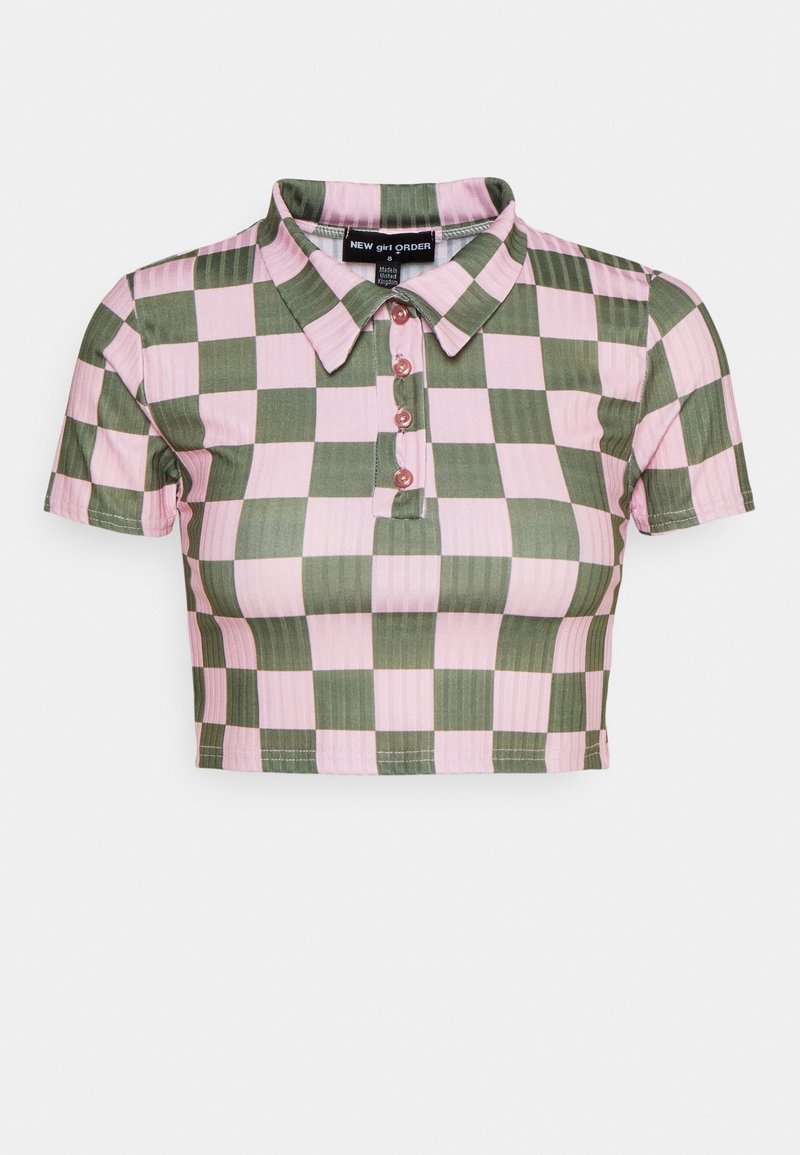 Polo shirt accorciato in motivo a quadri verde e rosa, realizzato in tessuto morbido. Presenta un colletto e chiusura con bottoni rosa.
