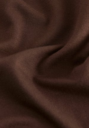 Brauner Baumwollstoff mit einer glatten Textur, der feine Rippungen und sanfte Falten zeigt, wodurch Weichheit und Fall betont werden.