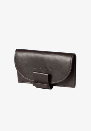 Braunes Lederportemonnaie mit Klappe zum Umklappen, Druckknopfverschluss und Ziernähten. Glatte Struktur mit subtiler Glanznote.