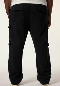 Schwarze Cargo-Hosen mit mehreren Seiten- und Gesäßtaschen, lockerer Passform und einem einfachen Bunddesign, hergestellt aus strapazierfähigem Stoff.