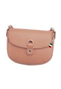 Perzikkleurige leren schoudertas met een ronde klep, zilverkleurige accenten en een klein Italiaans vlaggetje eraan. Textuur oppervlak, compacte vormgeving.