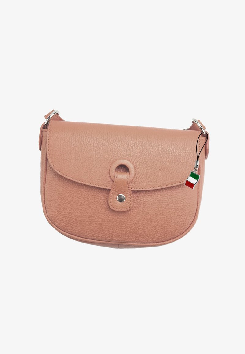 Perzikkleurige leren schoudertas met een ronde klep, zilverkleurige accenten en een klein Italiaans vlaggetje eraan. Textuur oppervlak, compacte vormgeving.
