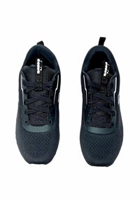 Scarpe da ginnastica nere con tomaia in mesh texturizzato, lacci tono su tono e suola in gomma liscia. Presentano dettagli bianchi lungo i lati.