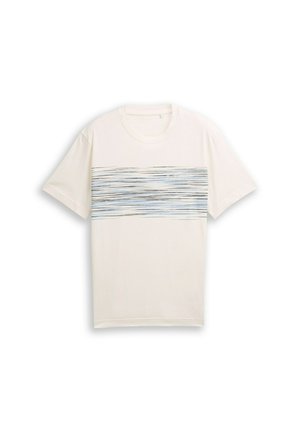 Lühikeste varrukatega valge T-särk, millel on rinnal siniste ja mustade horisontaalsete pintslitõmmete triibud, ümar kaelus.