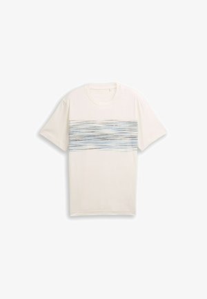 Lühikeste varrukatega valge T-särk, millel on rinnal siniste ja mustade horisontaalsete pintslitõmmete triibud, ümar kaelus.