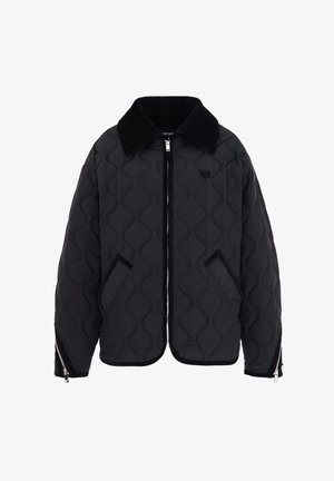 Zwarte gewatteerde jas met een corduroy kraag, ritssluiting en zijzakken. Heeft een gestructureerd oppervlak en minimale branding op de borst.