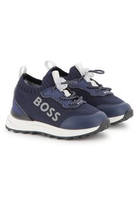 Mornarske teniske s mrežastim gornjim dijelom, gumenim potplatom i vezanjem. Imaju logo "BOSS" sa strane i kontrastne bijele detalje.