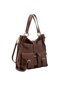 Bruine leren handtas met twee voorzakken, gouden hardwareaccenten en contrasterende stiksels. Bevat dubbele handvatten en een verstelbare schouderriem.