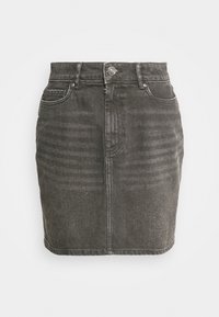 Saia de denim em cinza escuro com um corte justo, design de cinco bolsos, fecho frontal com botão e riscas verticais subtils. As bordas são cosidas.