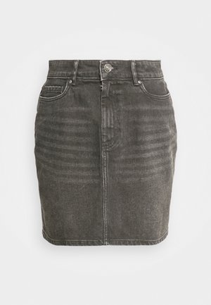 Saia de denim em cinza escuro com um corte justo, design de cinco bolsos, fecho frontal com botão e riscas verticais subtils. As bordas são cosidas.