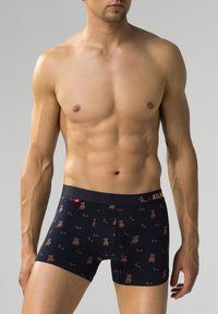 Szorty bokserskie w ciemnym granacie z wzorem niedźwiedzi i serc. Elastyczny pas z detalem logo. Materiał wydaje się miękki i dopasowany.