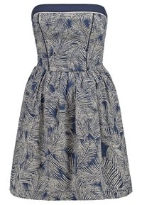 Granatowo-biała sukienka bez ramiączek z dopasowanym górnym krojem i rozkloszowanym dołem, zdobiona wzorem liści na całej powierzchni.