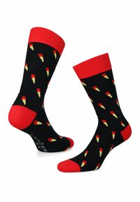 Czarne skarpetki z wzorem w rożki lodów w kolorze czerwonym i żółtym, z czerwonymi akcentami na górze i palcach. Wykonane z miękkiego materiału.
