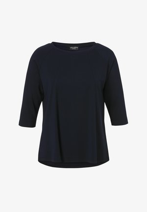 Marineblaues Top aus weichem Stoff, mit rundem Halsausschnitt, Dreiviertelärmel und einem leicht gewellten Saum. Keine auffälligen Muster oder Hardware.