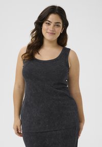 Grå tanktop i ribbet tekstur, med scoop-udskæring og brede stropper, løs pasform og blødt, letvægts stof.