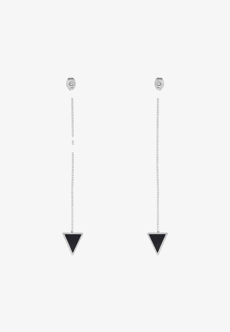 Boucles d'oreilles pendantes en chaîne argentée avec des pendentifs triangulaires noirs pointant vers le bas aux extrémités.
