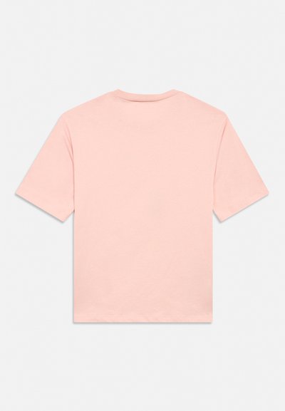 T-shirt uni rose clair à manches courtes posé à plat, montrant le dos avec un col rond et sans logos ni motifs visibles.