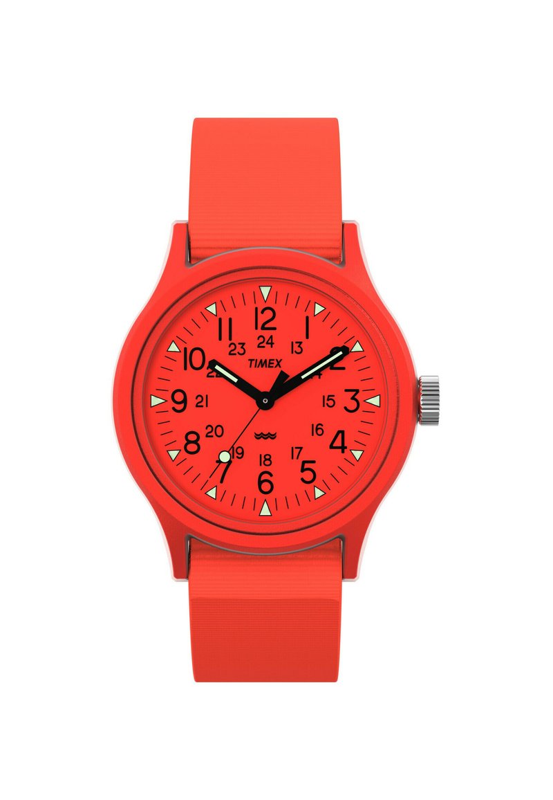Montre Timex avec un boîtier et un bracelet en silicone rouge de forme ronde. Aiguilles des heures et des minutes noires, marqueurs d'heure blancs, et un affichage de la date sur un cadran rouge.