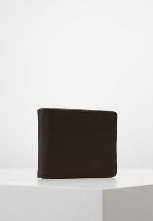 Portefeuille en cuir brun avec un design pliable, texture lisse et détails cousus, présenté sur un fond clair.