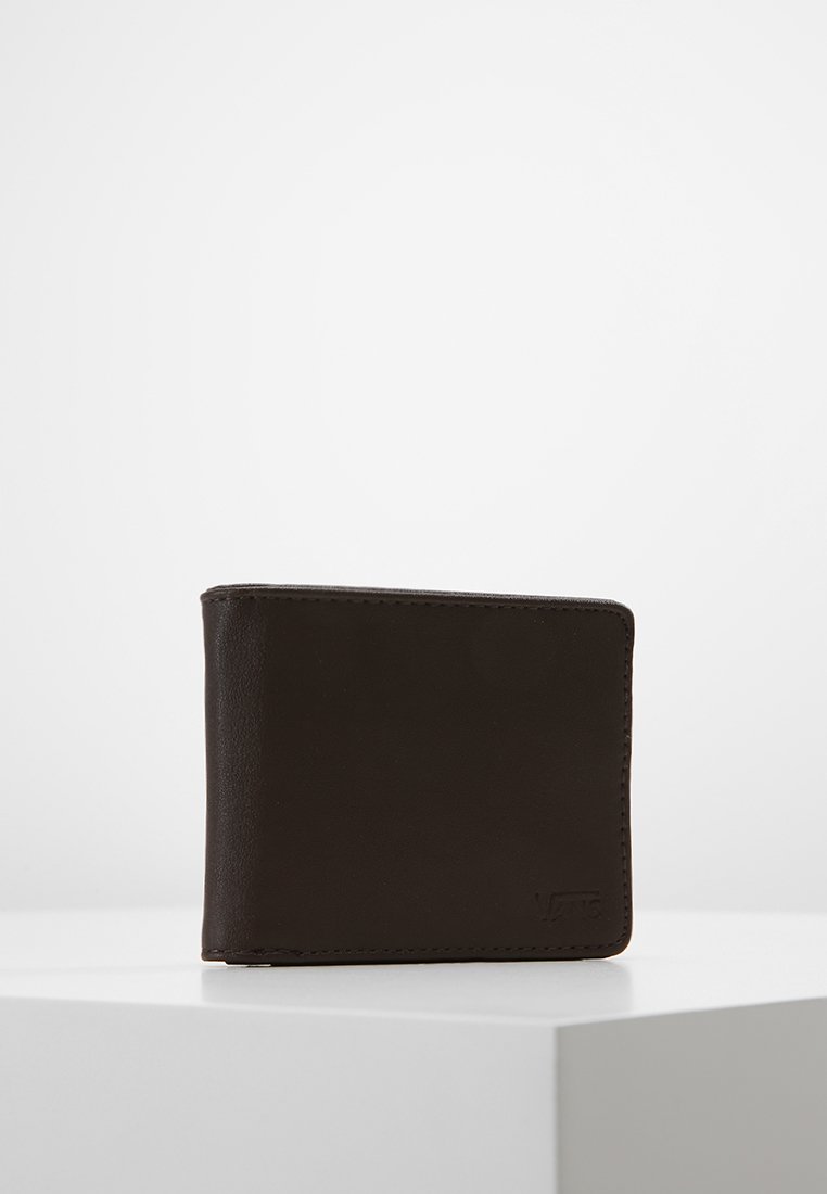 Portafoglio in pelle marrone con design a pieghe, texture liscia e dettagli cuciti, posto su uno sfondo chiaro.
