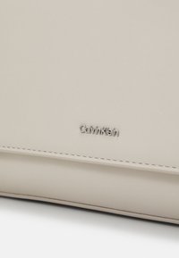 Calvin Klein Sac à main - sand pebble