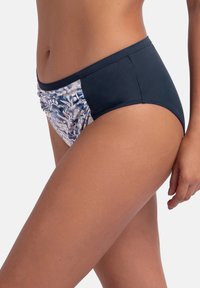 Bikini apakšda ar zilu abstraktu rakstu no vienas puses, no otras puses vienkrāsaina tumši zila, ar vidēji augstu griezumu un gludu auduma tekstūru.