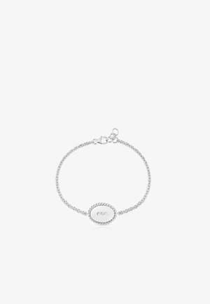 Bracciale in argento con un'etichetta centrale ovale con testo incavato, anelli testurizzati e chiusura a moschettone.