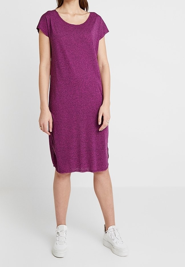 Lila, kortärmad klänning knälång, tillverkad av ett mjukt, texturerat tyg, med rund halsringning och sidofickor, matchad med vita sneakers.