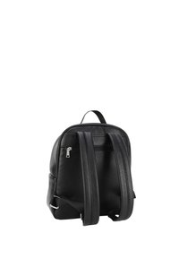 Schwarzer Leder-Rucksack mit strukturiertem Finish, runder Form, doppelte Schulterriemen und einer Reißverschlusstasche auf der Rückseite.