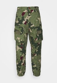 Calças cargo de camuflagem em verde, bege e bordeaux, com um padrão texturizado, punhos elásticos e vários bolsos laterais.