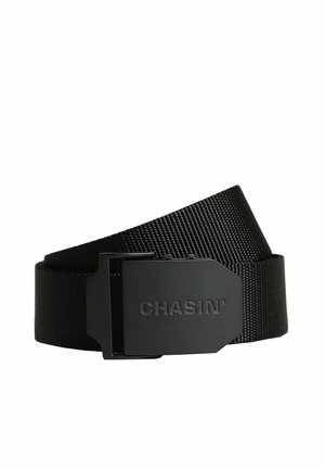 Ceinture en tissu tissé noir avec une boucle métallique noire mate embossée du mot "CHASIN'", centrée sur un fond blanc.