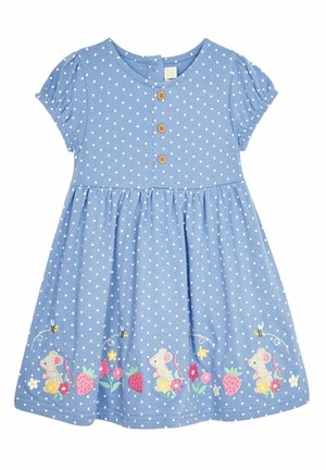 Robe bleue pour tout-petit avec des pois blancs, trois boutons marron, et des broderies de souris, d'abeilles, de fraises et de fleurs le long de l'ourlet.