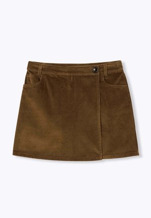 Mini-jupe en velours côtelé marron à surface texturée, dotée de deux poches avant et d'une fermeture à boutons sur le devant, avec une coupe droite en bas.