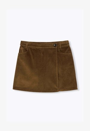 Mini-jupe en velours côtelé marron à surface texturée, dotée de deux poches avant et d'une fermeture à boutons sur le devant, avec une coupe droite en bas.