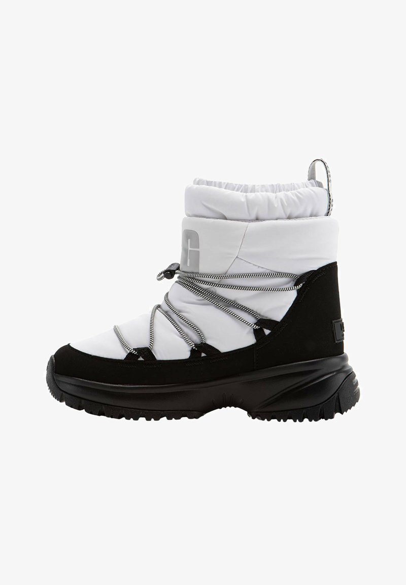 La botte d'hiver en noir et blanc présente un dessus rembourré avec un col élastique, des lacets à cordon de serrage et une semelle en caoutchouc texturé pour une meilleure adhérence.